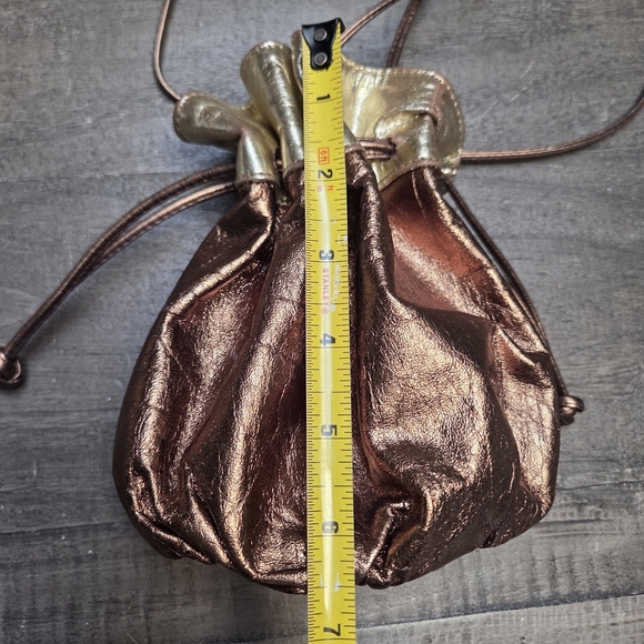 Vintage Leather EON Metallic Drawstring Crossbody Women's Bag - Picture 7 of 9